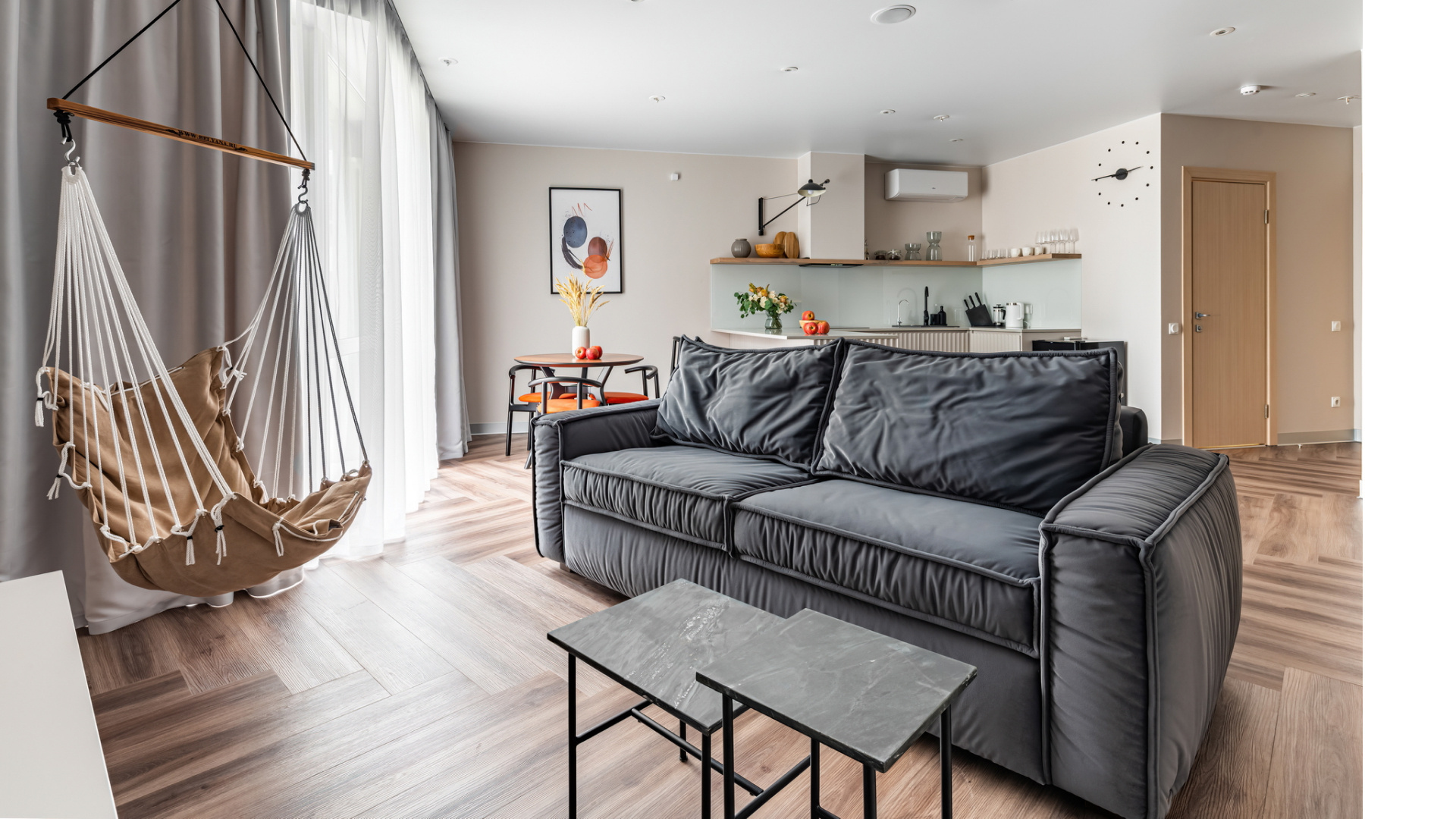 Кварц-винил, уложенный "ёлочкой" в кухне-гостиной