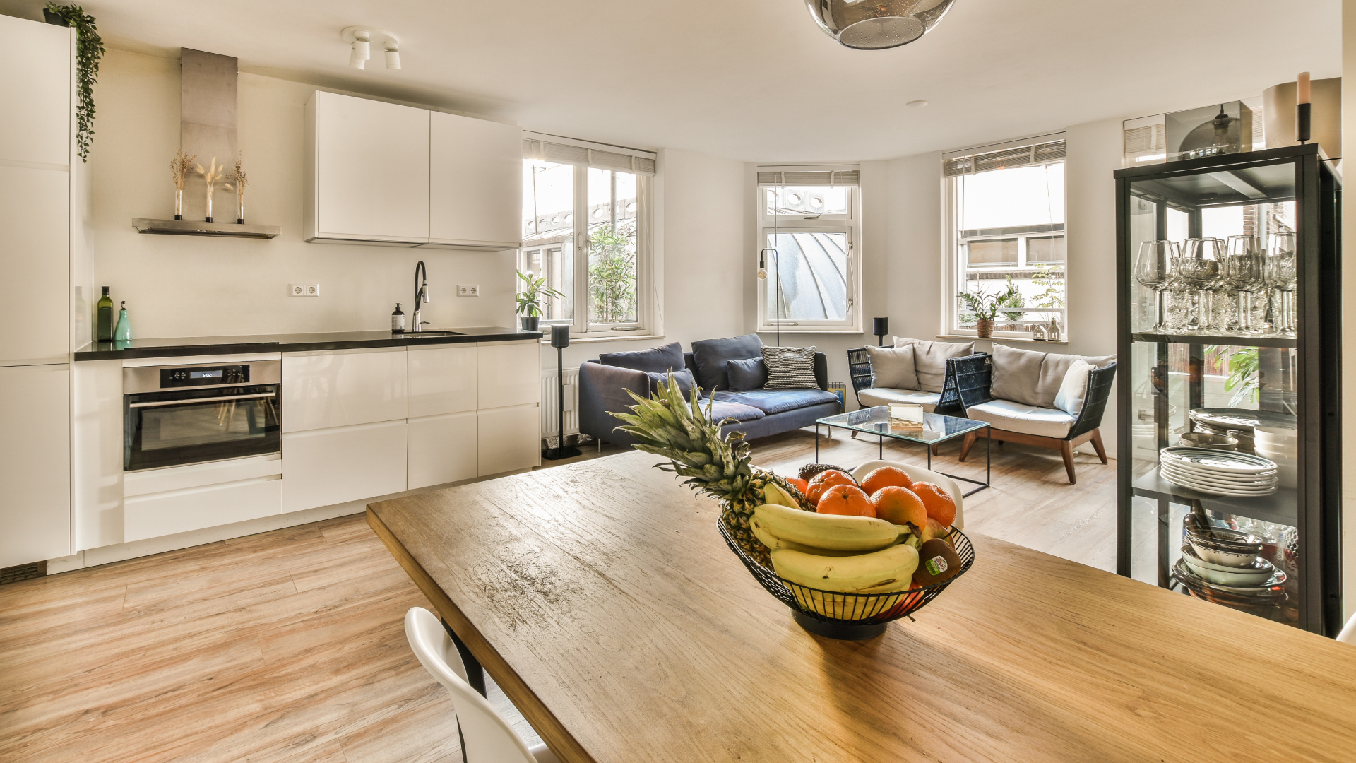 Влагостойкий ламинат в кухне-гостиной